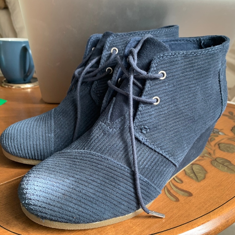 TOMS Navy Wedge Boots #300615 Size 8.5
